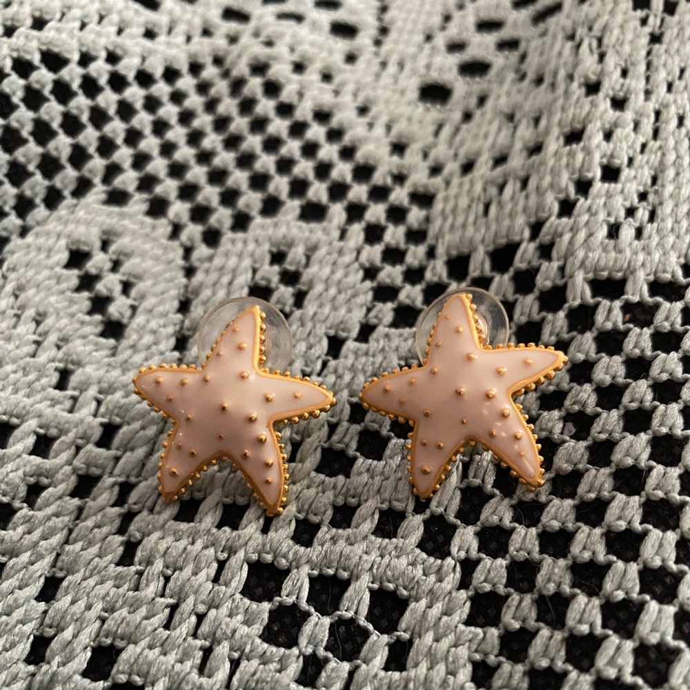 RARE FIND vintage
Off-White Enamel Starfish Earrings Pierced